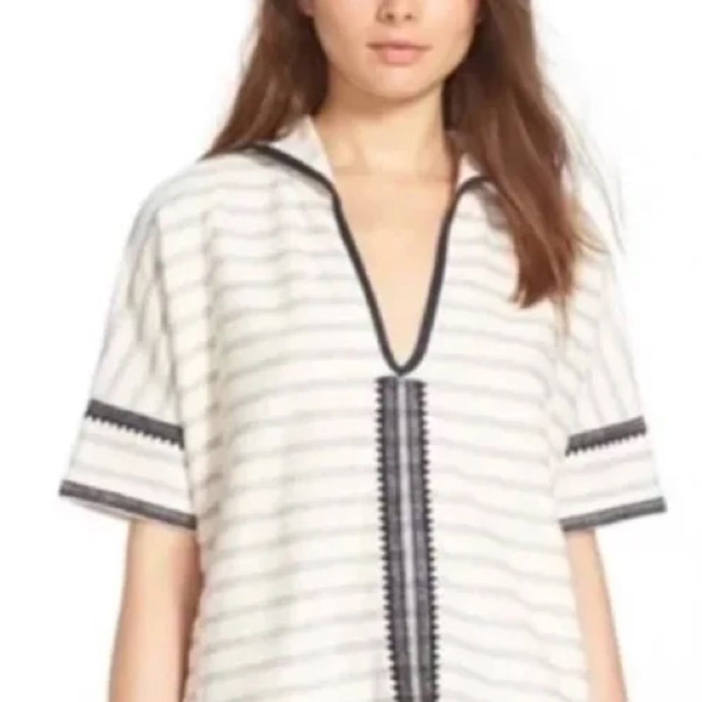 Madewell short sleeve hooded pullover with embroidered embellishments w/ pockets